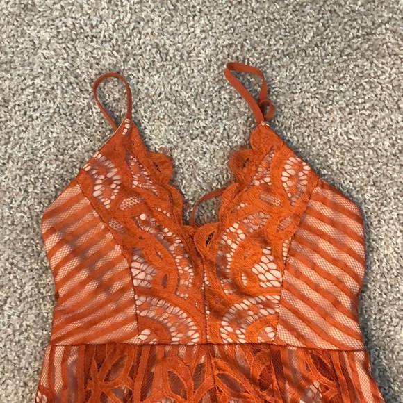 Rust colored romper - Picture 2 of 4